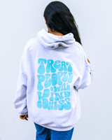 -Grey and Green Colors
-Smiley Graphic Reads: "TREAT PEOPLE WITH KINDNESS"
-Heavy Blend
-Hood with Drawstring
-Oversized 2XL Fit
-Sweatshirt
Materials:
50% Cotton | 50% Polyester 
SC FALL HOOD TREAT OS