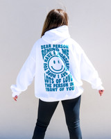 -White and Teal Colors
-Smiley Graphic Reads: "DEAR PERSON BEHIND ME, I HOPE YOU HAVE A WONDERFUL DAY, LOTS OF LOVE TO THE PERSON IN FRONT OF YOU"
-Hood with Drawstring
-Oversized 2XL Fit
-Sweatshirt
SC FALL HOOD BEHIND W ONE SIZE